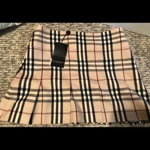Aunthentic NWT Burberry Pleated skirt
